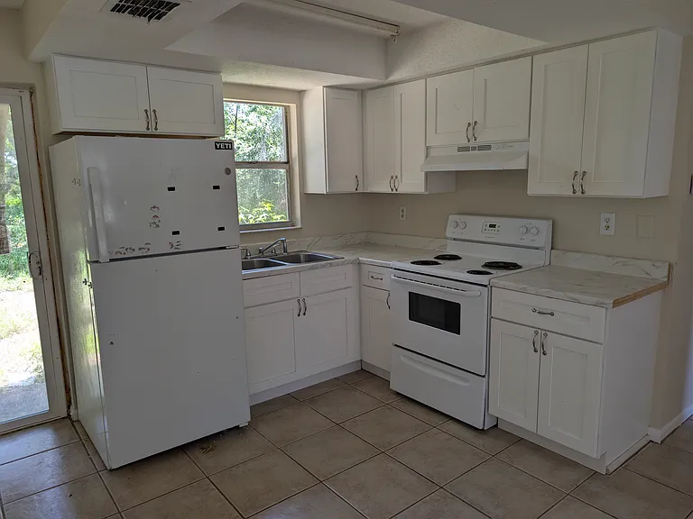 1113 E Lime St — Photo 2
