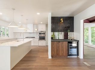 884 N Shrewsbury Ln, Fayetteville, AR 72701