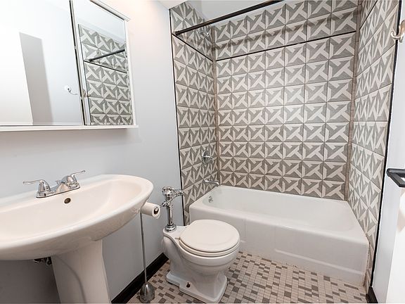5th image of 3900 N Lake Shore Dr APT 3C