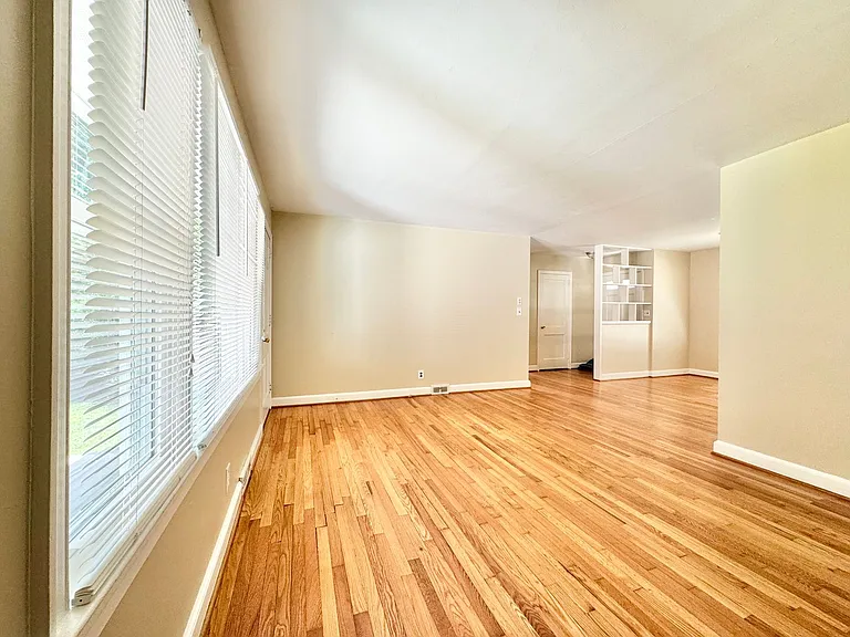 3808 Parkwood Dr — Photo 6