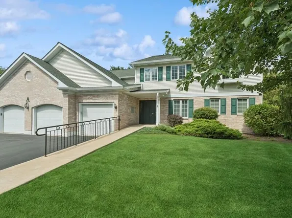 91 Potawatomi Rd, Williams Bay, WI 53191