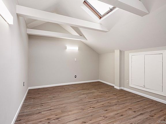 3rd image of 28 Stratford Cir