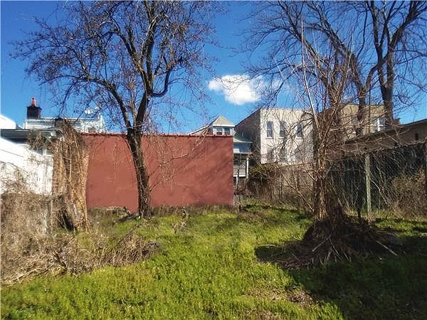2nd image of 855 E 218th St