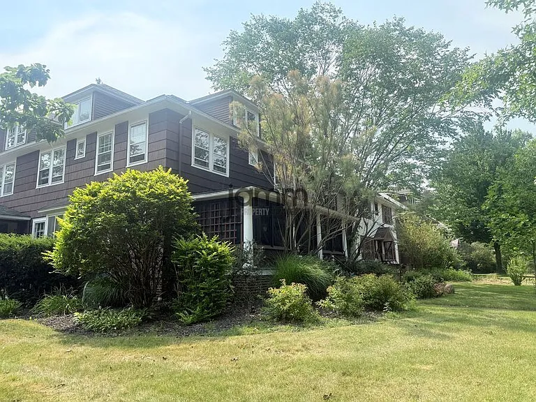 2425 Demington Dr — Photo 17