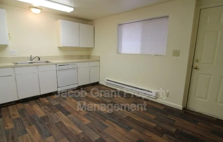 1380 E Poplar St #A — Photo 4