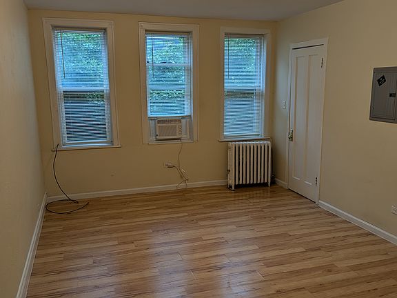 5th image of 4421 N Broadway St APT 11