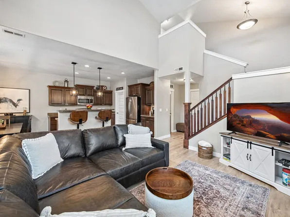 936 W Spring Creek Ln, Farmington, UT 84025