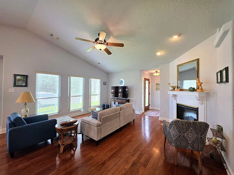 949 Osprey Ct — Photo 5