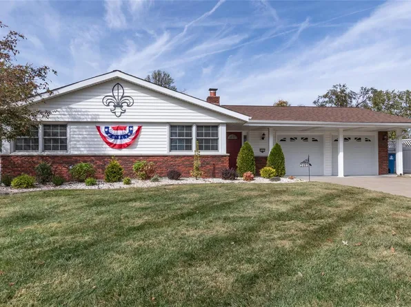 2401 Camino Dr, Saint Louis, MO 63125