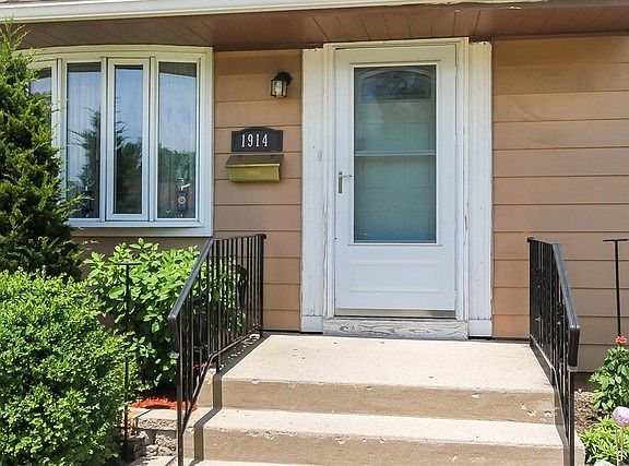 2nd image of 1914 Fargo Ave