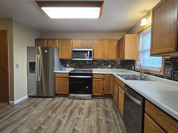 Large kitchen with lots of counter spcae