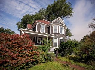 61 Victoria St W, Amherst, NS B4H1C3