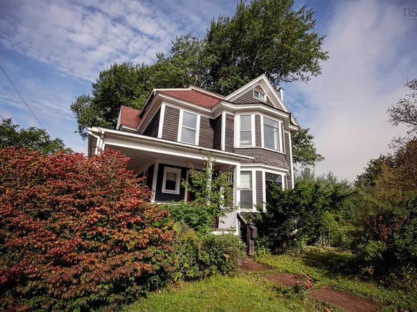 61 Victoria St W, Amherst, NS B4H 1C3