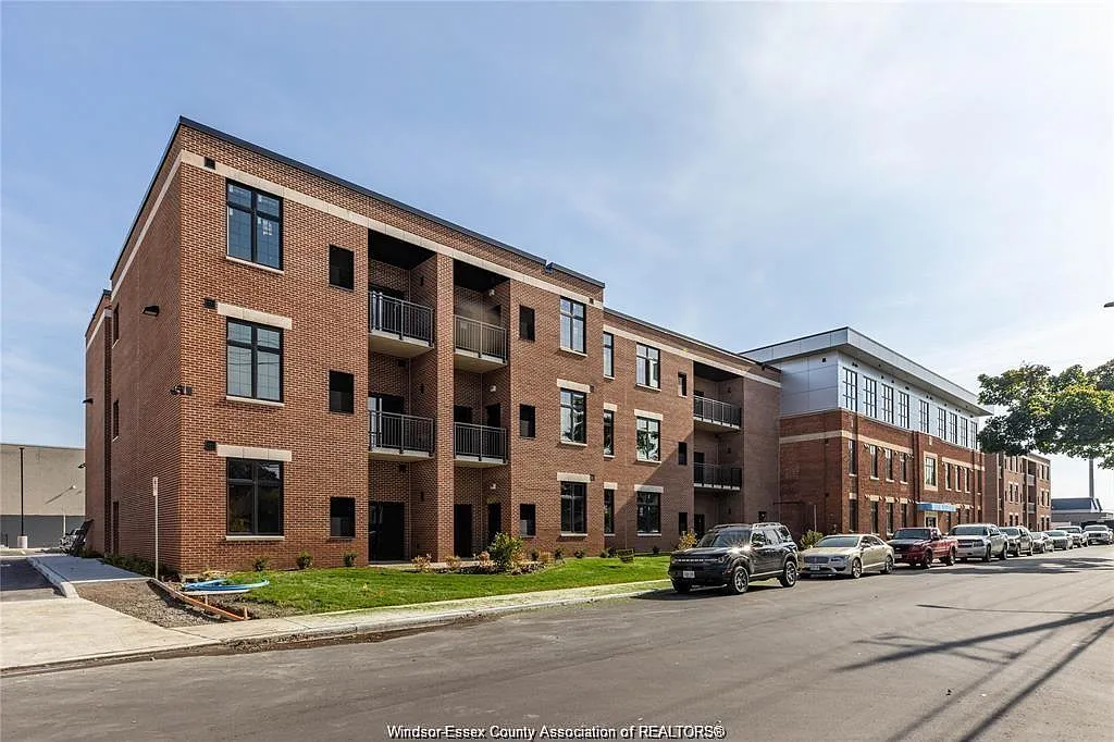 1370 Argyle Rd — Photo 1