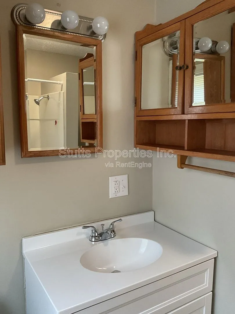 3 bed, 1.0 bath, 1327 sqft, $1,095 — Photo 3
