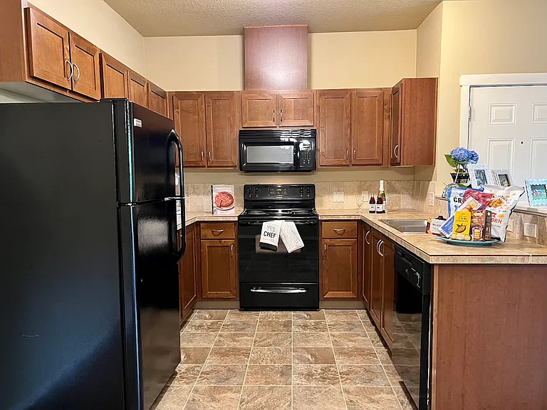 Catron Apartments - 1-3 Bedrooms 2 Bathrooms with In Unit Washer/Dryer and Internet — Photo 25