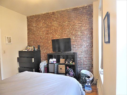 3rd image of 226 E 85th St APT 6