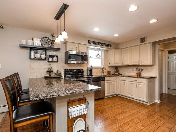 5th image of 110 Cheryl Dr