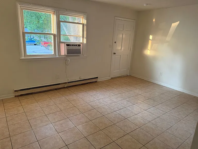 1403 Saxon Ct — Photo 4