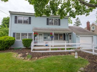 32 Seley Dr, North Babylon, NY 11703