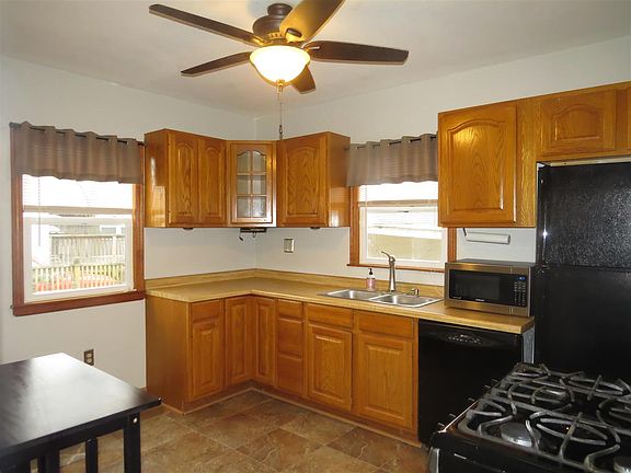 4th image of 214 E End Ave