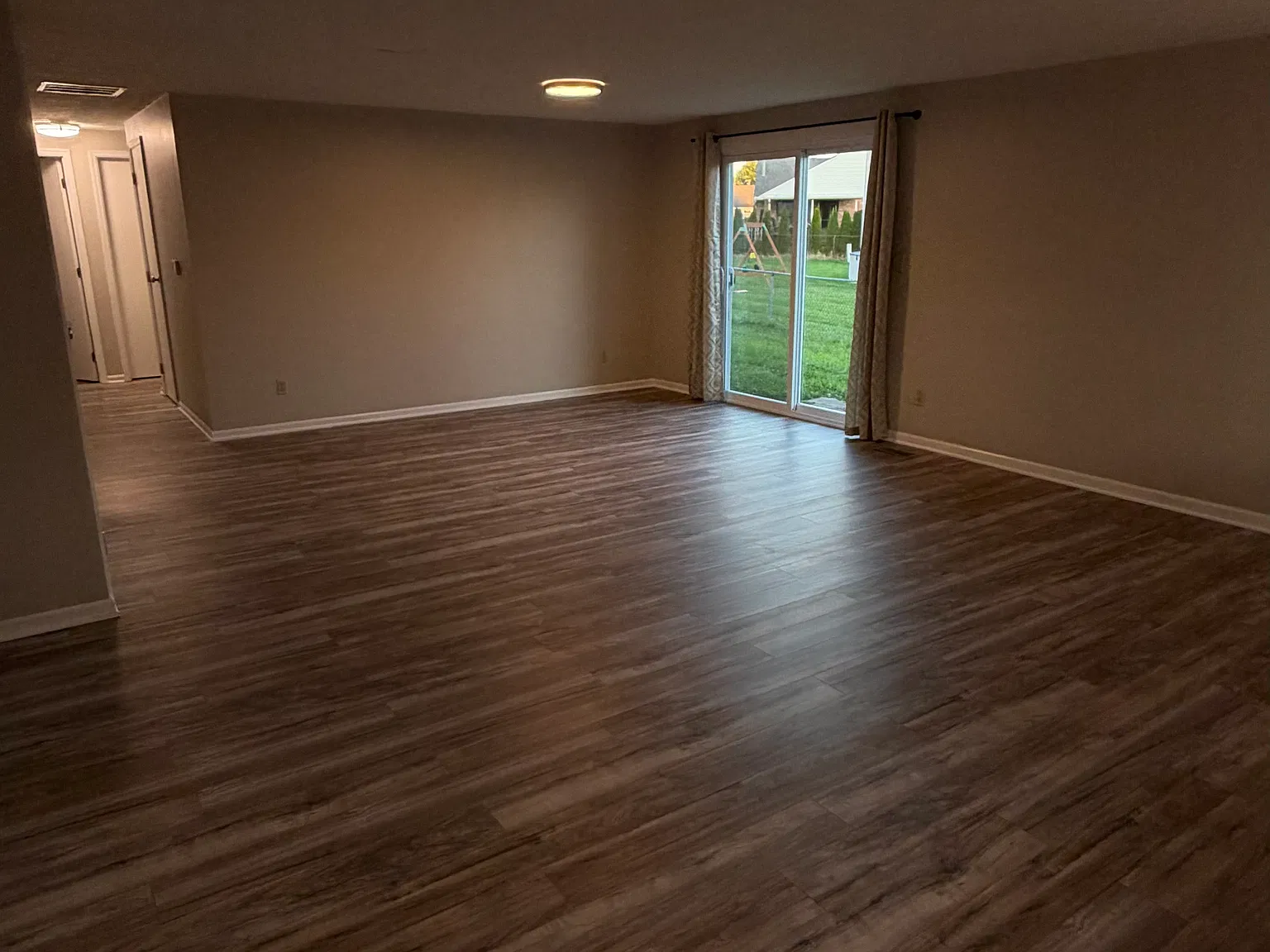 3 bed, 1100 sqft, $1,650 — Photo 2