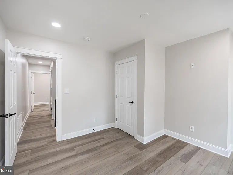521 N Douglas St — Photo 17