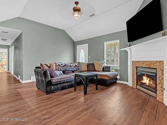 2nd image of 111 Dogwood Rd
