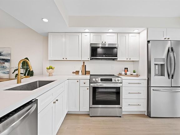 2nd image of 800 SE 4th St APT 205
