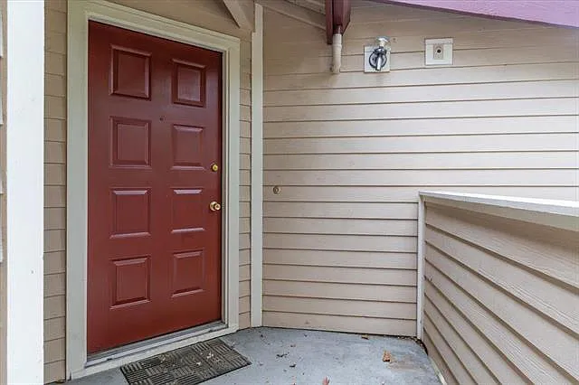 1034 Cedar Gables Dr — Photo 3