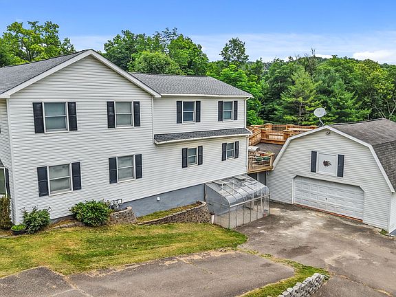 3rd image of 1004 Oakdale Rd