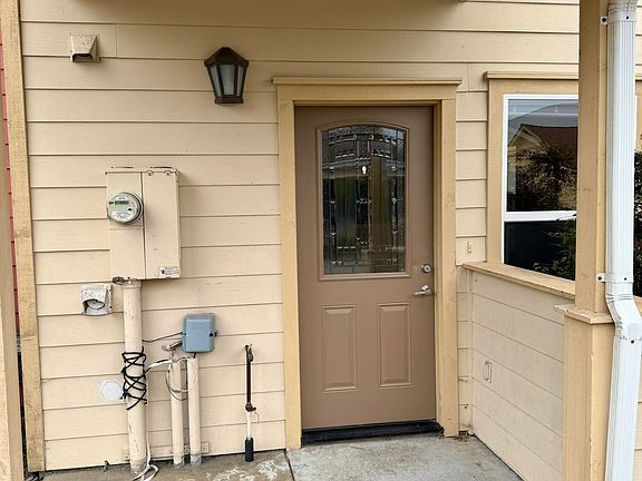 2nd image of 978 Courtyard Cir