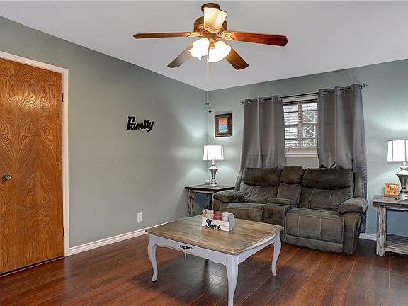 3rd image of 1316 W Bond St