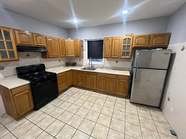 3 bed, $2,200 — Photo 4