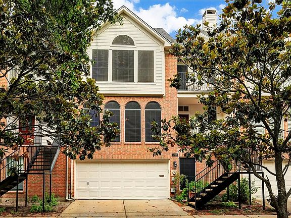 Lovely townhome located in the heart of town. Walking distance to great restaurants and entertainment.