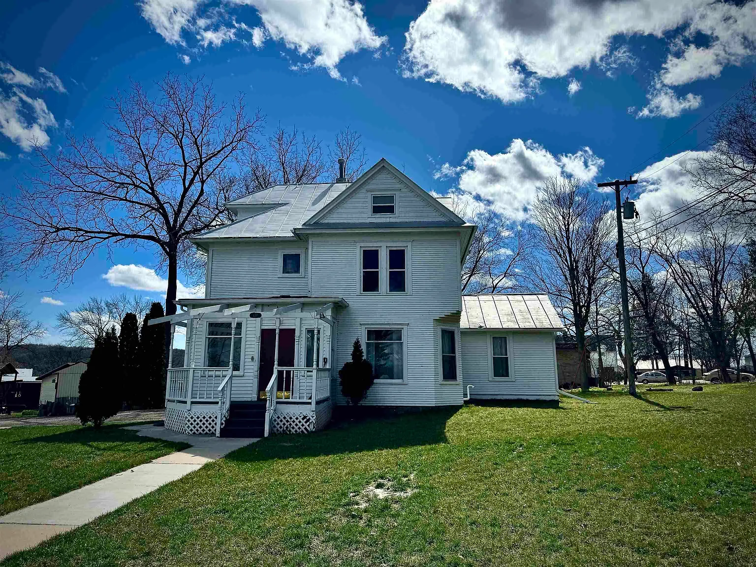 5 bed, 3.0 bath, 3900 sqft, $4,195 — Photo 1