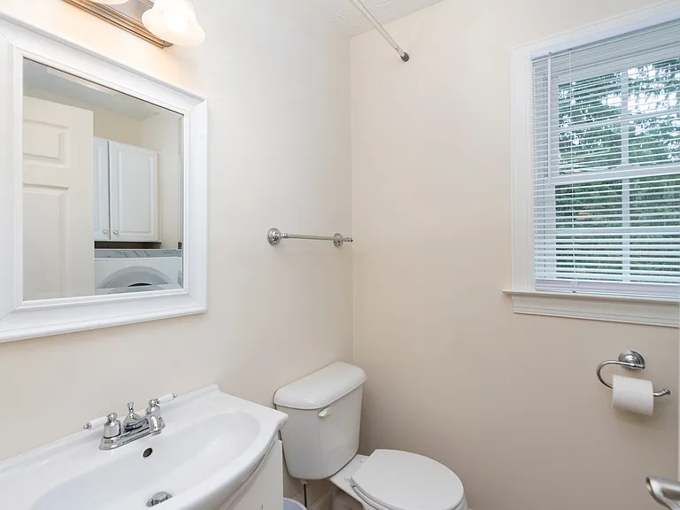 205 College Cir — Photo 6