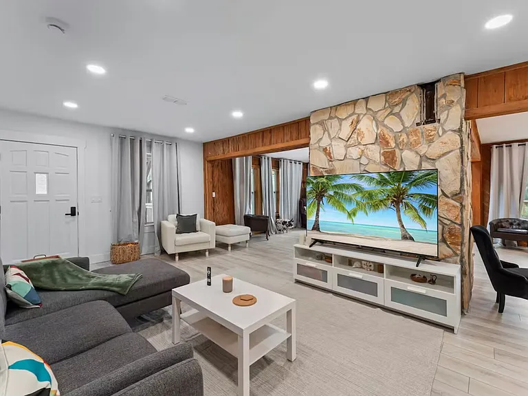 Island View Cir — Photo 2