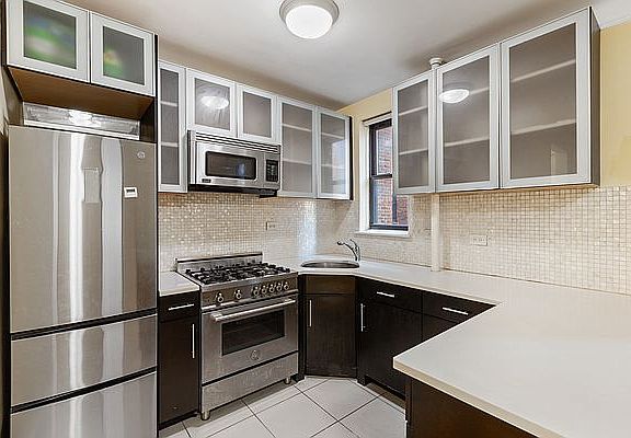 3rd image of 245 E 37th St APT 3D