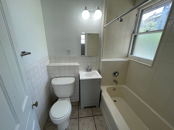 5th image of 1142 N Washington St #4