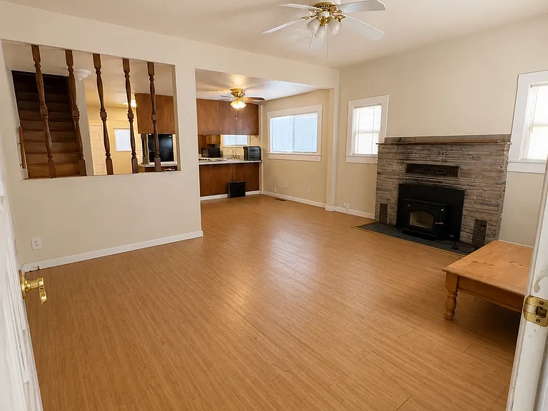 2850 Myers St — Photo 3