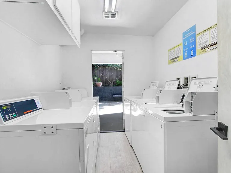 520 Kelton — Photo 26