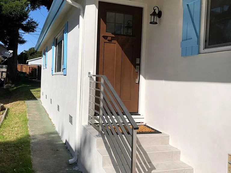 Entry view of the 448 Sinex Ave. unit.
