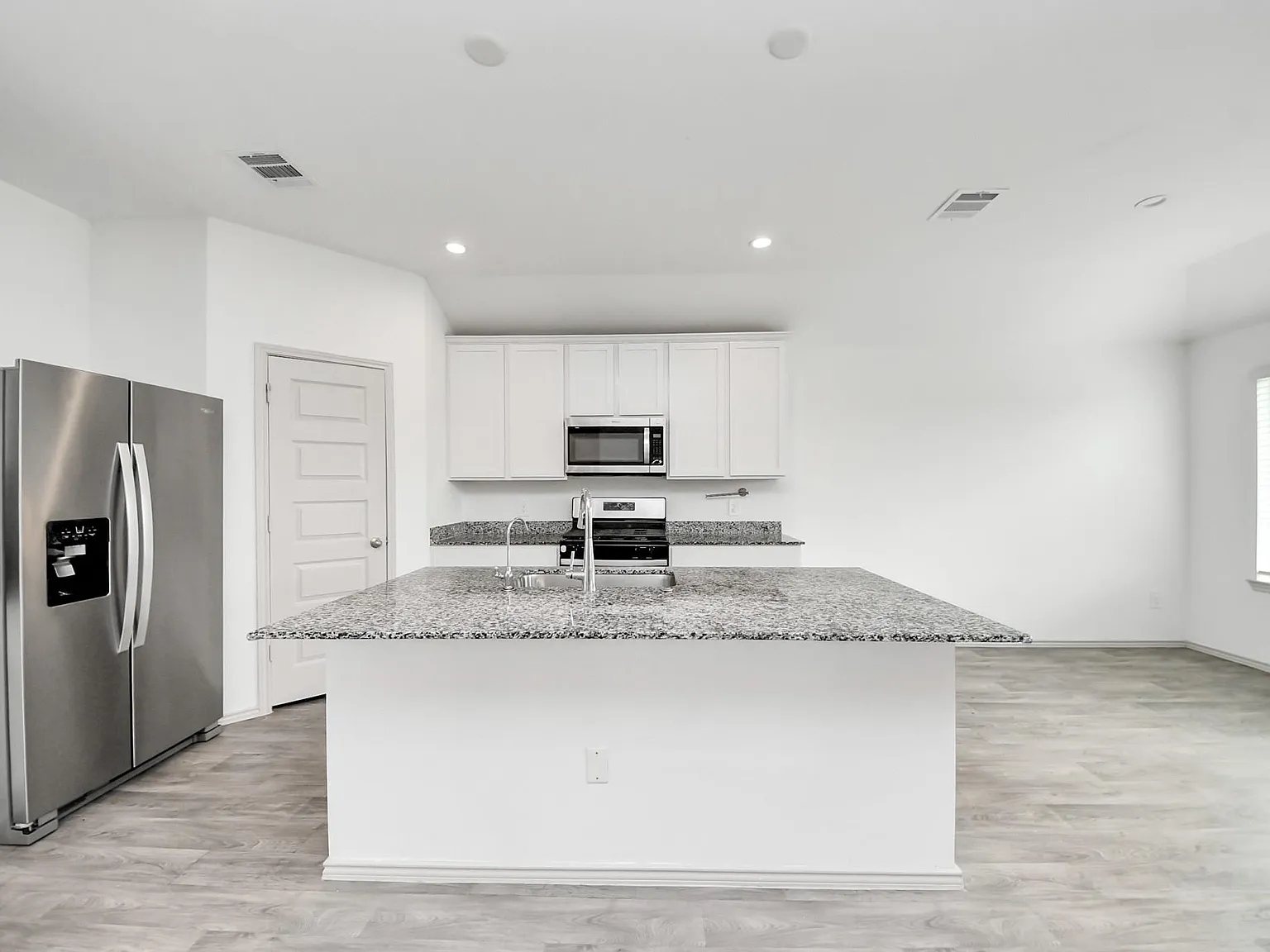 3 bed, 2.0 bath, 1411 sqft, $2,250 — Photo 3