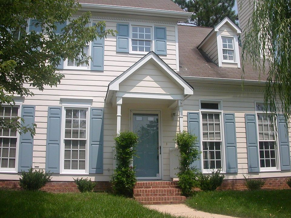 Exterior freshly painted (blue was changed to black)