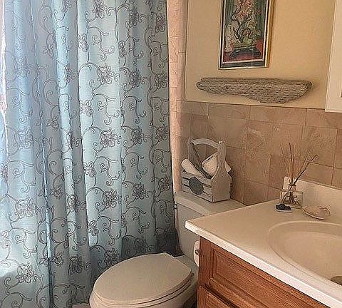 neutral tiled bathroom