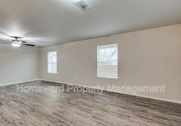 321 Queens Ct S #B — Photo 7