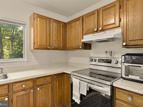 5th image of 9400 Fox Run Dr