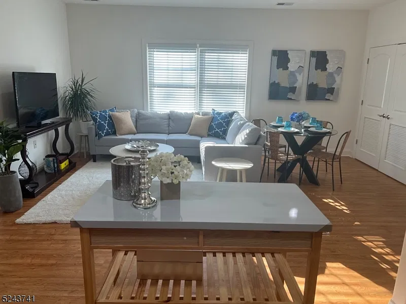 2 bed, 1.5 bath, $3,000 — Photo 4