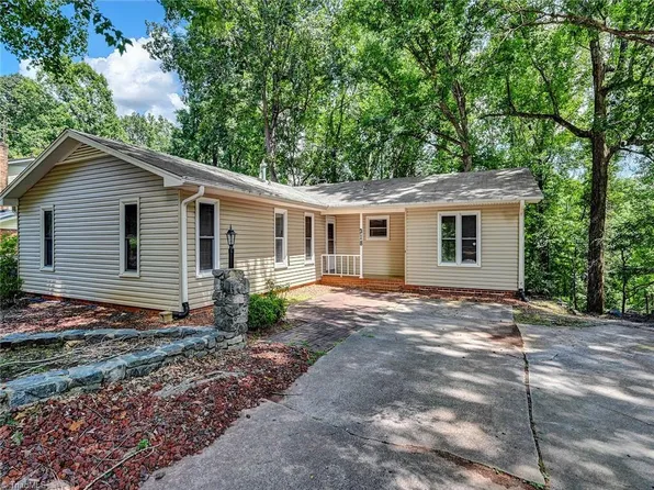 318 Foxcroft Dr, Winston Salem, NC 27103